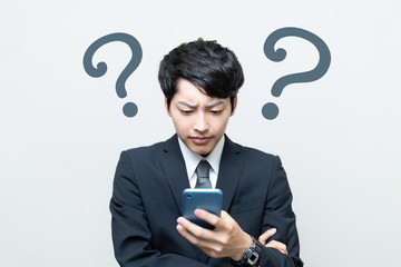 悩むビジネスマン