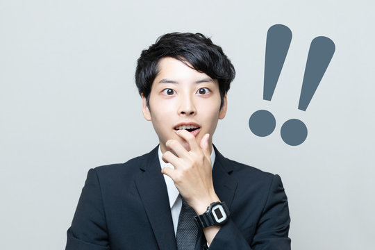 驚くビジネスマン