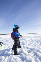 Fototapeta na wymiar 氷上釣りをする子供