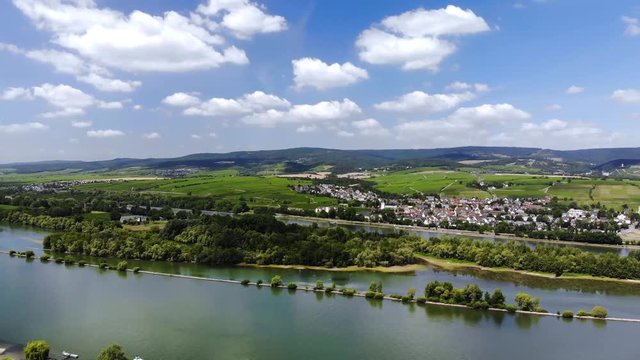 Deutschland, Rheinland-Pfalz. Heidesheim am Rhein , Rhein. Blick &uuml;ber Heidesheim auf den Rhein