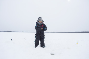 Fototapeta na wymiar 氷上釣り　子供　雪景色