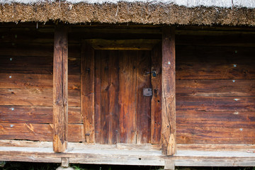 Naklejka premium Wooden door to the barn 