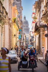 Havanna, Kuba, El Capitolio von einer schmalen Straße aus gesehen