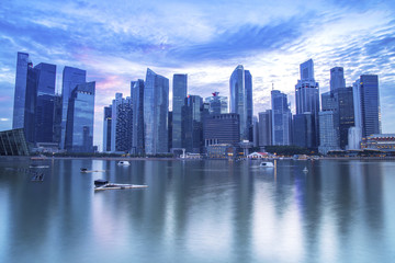 Fototapeta premium Singapurski wieżowiec z nowoczesnym budynkiem wokół zatoki Marina