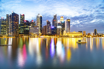 Fototapeta na wymiar Singapore skyscraper with modern building around Marina bay