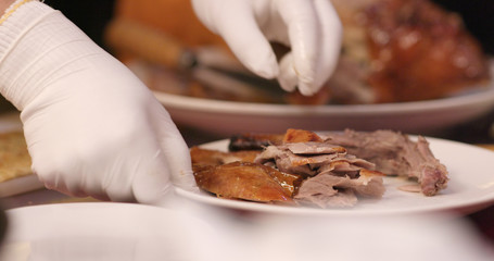 Obraz na płótnie Canvas Chef cutting of grilled duck in Taiwanese restaurant