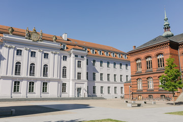 Fototapeta na wymiar Hauptgebäude und Historischer Campus der Universität Greifswald