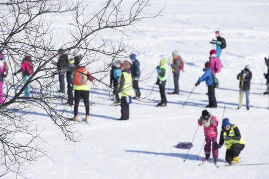 冬の風景　スキーをする人々