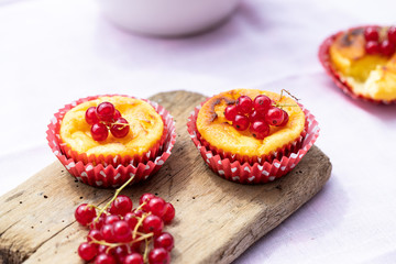 Muffins mit frische roten Johannisbeeren