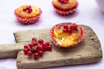 Käsekuchen Muffins auf altem Holzbrett
