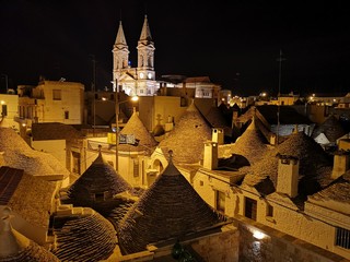 Panorama und Sehenswürdigkeiten von Alberobello, Italien, mit den typischen Trulli Häusern,...
