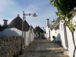Panorama und Sehenswürdigkeiten von Alberobello, Italien, mit den typischen Trulli Häusern,...