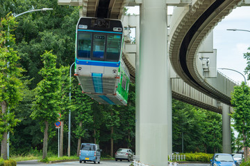 道路の上を走るモノレールのイメージ