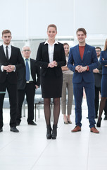 Obraz premium confident business woman standing in front of his business team.