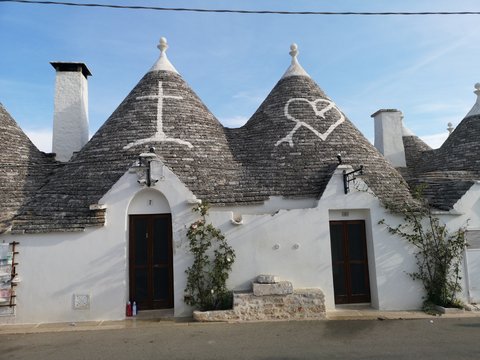 einsame Gassen, Altstadt und Sehensw&uuml;rdigkeiten von Alberobello, Apulien, S&uuml;ditalien mit Trulli und Dom im Sommer