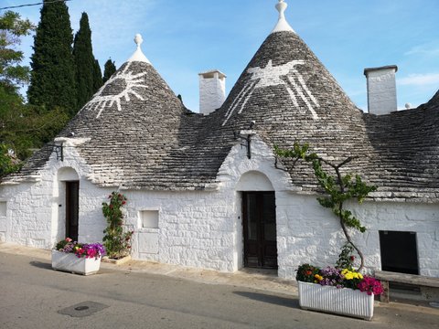 einsame Gassen, Altstadt und Sehensw&uuml;rdigkeiten von Alberobello, Apulien, S&uuml;ditalien mit Trulli und Dom im Sommer