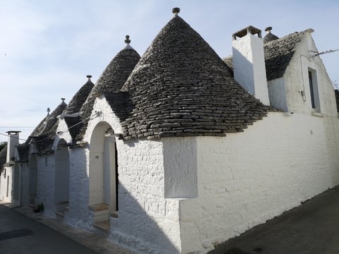einsame Gassen, Altstadt und Sehensw&uuml;rdigkeiten von Alberobello, Apulien, S&uuml;ditalien mit Trulli und Dom im Sommer
