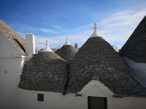 einsame Gassen, Altstadt und Sehensw&uuml;rdigkeiten von Alberobello, Apulien, S&uuml;ditalien mit Trulli und Dom im Sommer