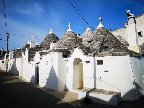 einsame Gassen, Altstadt und Sehensw&uuml;rdigkeiten von Alberobello, Apulien, S&uuml;ditalien mit Trulli und Dom im Sommer