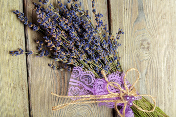 Obraz premium Bunch of dried lavender on wooden background