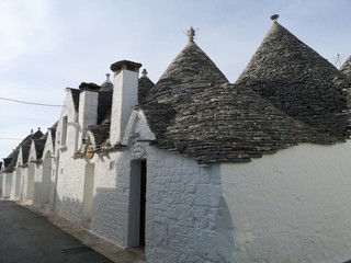 einsame Gassen, Altstadt und Sehenswürdigkeiten von Alberobello, Apulien, Süditalien mit Trulli...