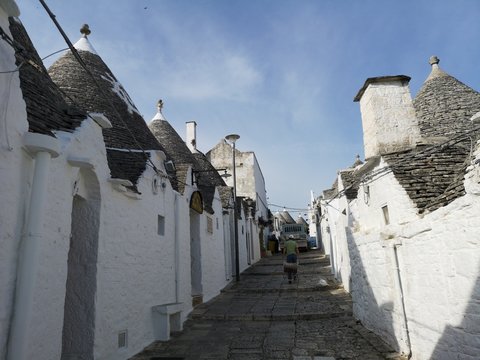 einsame Gassen, Altstadt und Sehensw&uuml;rdigkeiten von Alberobello, Apulien, S&uuml;ditalien mit Trulli und Dom im Sommer