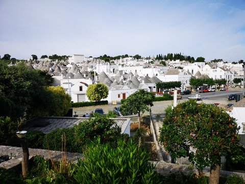 einsame Gassen, Altstadt und Sehensw&uuml;rdigkeiten von Alberobello, Apulien, S&uuml;ditalien mit Trulli und Dom im Sommer