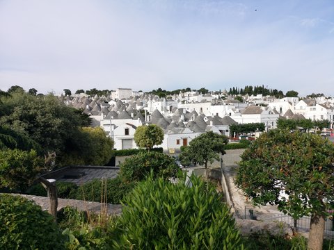 einsame Gassen, Altstadt und Sehensw&uuml;rdigkeiten von Alberobello, Apulien, S&uuml;ditalien mit Trulli und Dom im Sommer