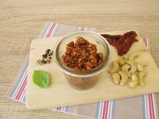 Veganer Aufstrich aus getrockneten Tomaten, Cashewkernen, Olivenöl und Pfeffer
