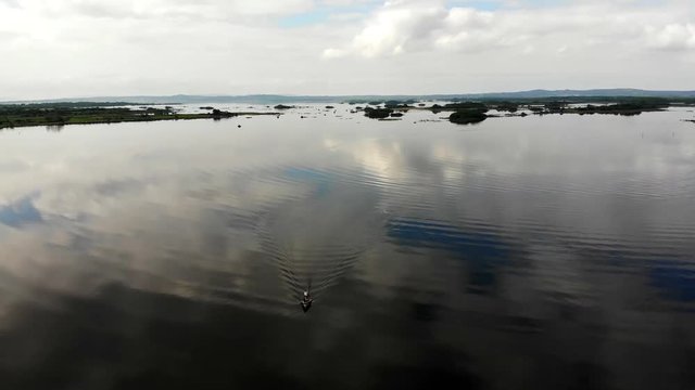 Luftaufnahme &uuml;ber dem Loch Corrib in Irland