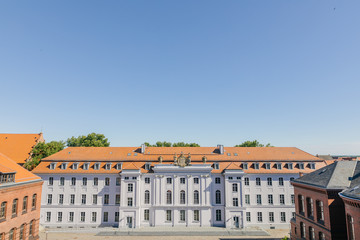 Fototapeta na wymiar Hauptgebaeude und Innenhof der Uni Greifswald