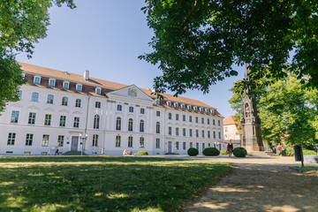 Obraz premium Hauptgebaeude der Universität Greifswald vom Rubenowplatz 