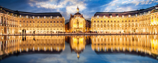 Place la Bourse in Bordeaux, the water mirror by night, France - obrazy, fototapety, plakaty