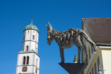 Kirchturm St. Martin in Biberach an der Riss mit der Skulptur 