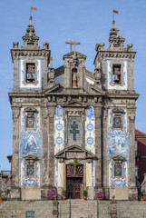 Fototapeta na wymiar Fachada decorada con azulejos de la Iglesia de San Ildefonso en Porto, Portugal