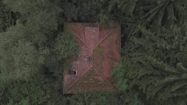 Einsames Haus in einem verlassenen Wald Drohne