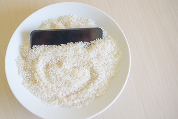 the smartphone is dried in rice