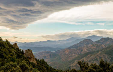 Blick über das Supramonte-Massiv auf Sardinien