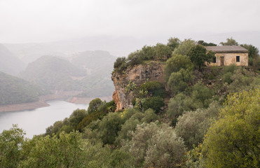 Fototapeta na wymiar Blick über die Berge im Süden von Sardinien