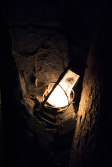 Lampe in Höhle