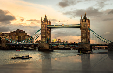 Fototapeta na wymiar Tower Bridge ao por do sol.