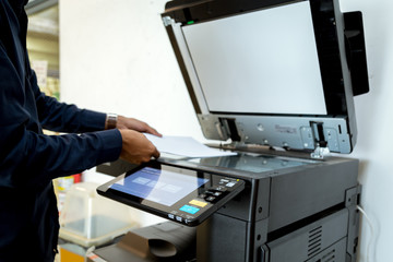 Fototapeta premium Bussiness man Ręcznie naciśnij przycisk na panelu drukarki, skaner drukarki laserowe biurowe kopiarki biurowe materiały eksploatacyjne rozpocząć koncepcję.