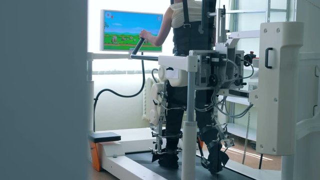 Virtual reality simulator for patient rehab.