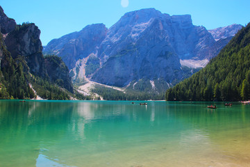 Naklejka na ściany i meble Le tonalità smeraldo di uno splendido lago alpino