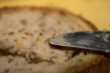 Messer afu Brot