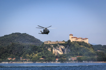 Fototapeta premium Elicottero sul lago per il soccorso in acqua