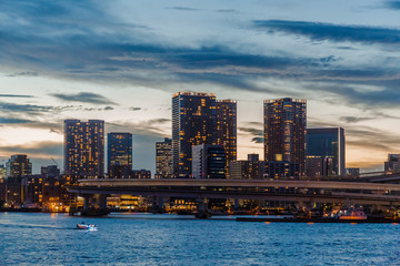 Fototapeta premium 夕暮れの東京の街