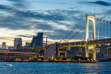 Obraz premium 夕暮れの東京の街