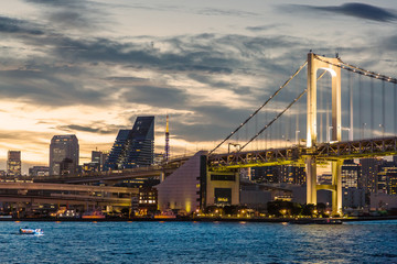 Obraz premium 夕暮れの東京の街