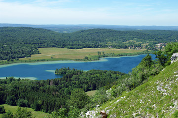 Fototapeta na wymiar Lac de montagne dans le Jura français